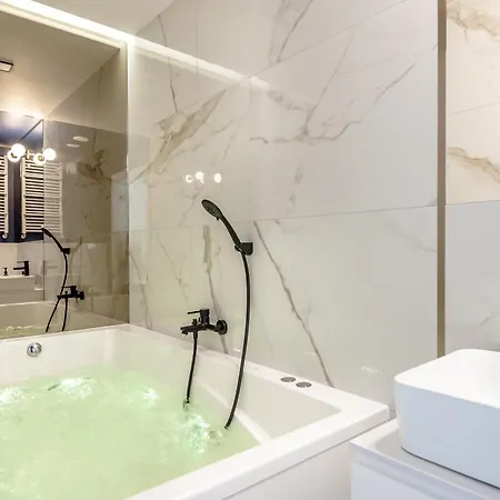 Super-apartamenty Vip Jacuzzi Iv アパート ポズナン